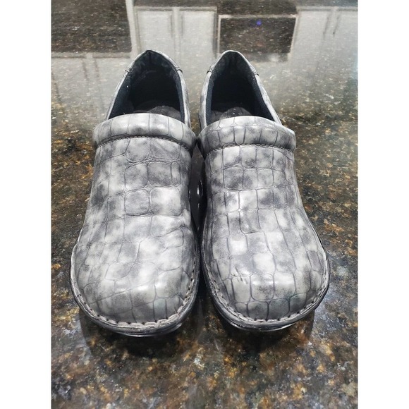 B.O.C Born Concepts Women's Gray Crocodile Embossed Clogs Wedge Heel Shoes 8 - Picture 1 of 9